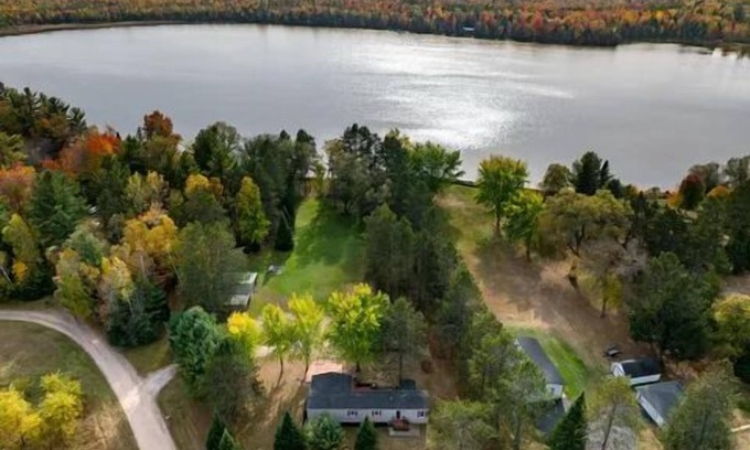 Crivitz Cabaña | Peaceful 3-bedroom cottage on private Grass Lake.