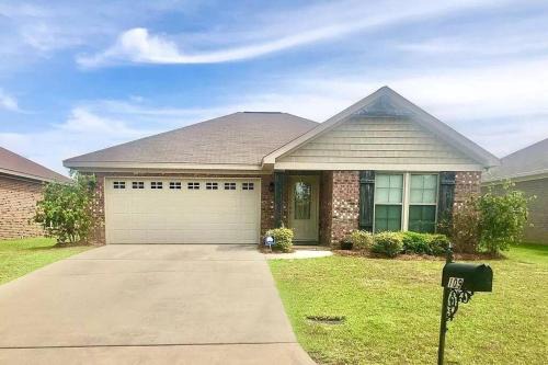 Dothan Casa | Peaceful 3BR/2BA Hidden Lake Home Near ACOM w/WiFi