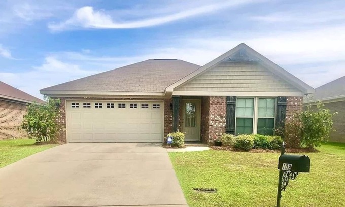 Dothan Casa | Peaceful 3BR/2BA Hidden Lake Home Near ACOM w/WiFi