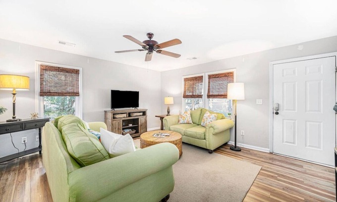Mount Pleasant Casa | Peaceful 3br/2ba Shem Creek Getaway!