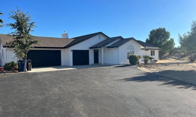 Paso Robles Casa | Peaceful 4 Bedroom Farm Stay at Whispering Vines