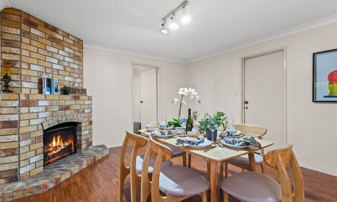 Sunnybank Casa | Peaceful 4BR at Sunnybank CBD w/2Parking/Yard/Mall