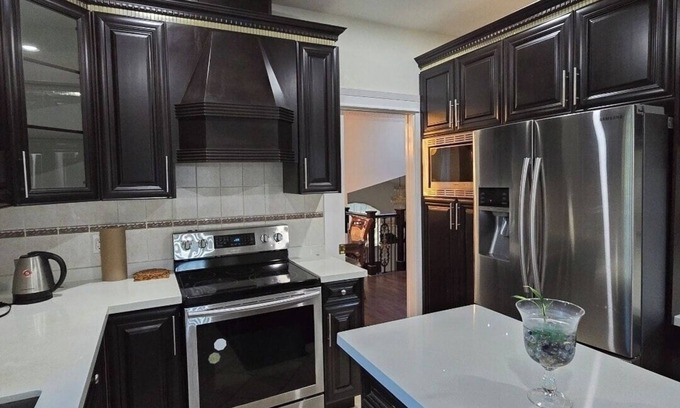 Newton Casa | Peaceful 5-bedroom House with WiFi in Surrey Central