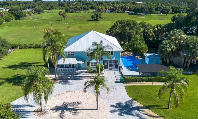 Okeechobee Casa | Peaceful 6BR Country Retreat-Bring Your Horses!