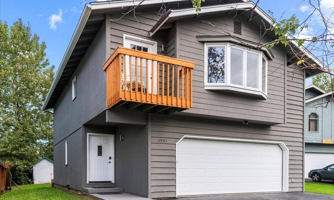 University Area Casa | Peaceful Anchorage Stay Near Ocean & Attractions
