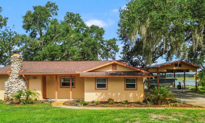 Summerfield Casa | Peaceful and Private Lake Weir Home
