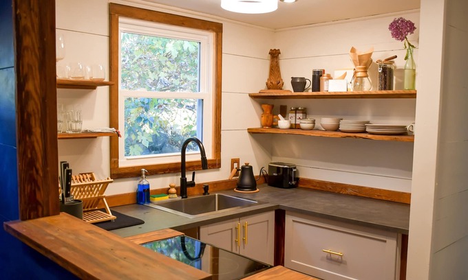 South Britain Apartamento | Peaceful apartment on 3.5 acres w/ artist studio.