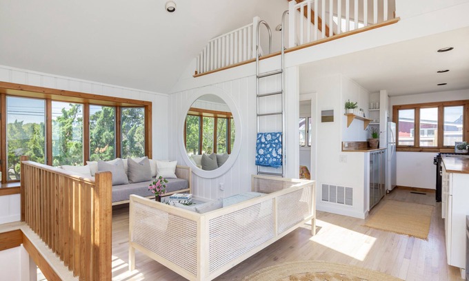 Town of East Hampton Casa | Peaceful beach bungalow on Gerard drive East Hampton Springs