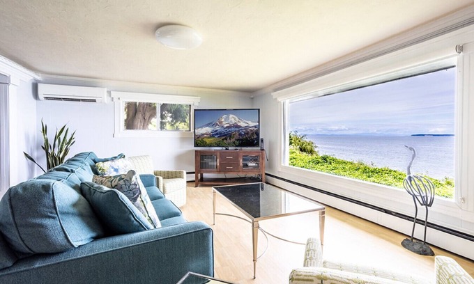 Blaine Casa | Peaceful Beachfront Getaway with Sweeping Water Views