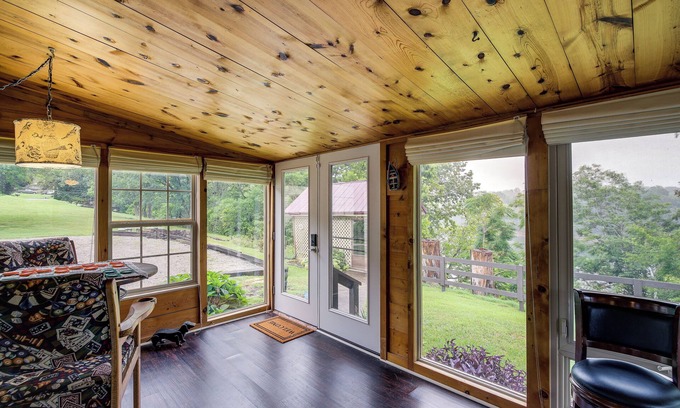 Bronston Cabina | Peaceful Bronston Getaway w/ Fire Pit & Lake Views