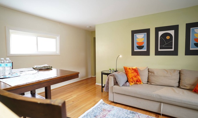 Bolton Hill Apartamento | Encantador apartamento en un histórico Bolton Hill con patio + estacionamiento