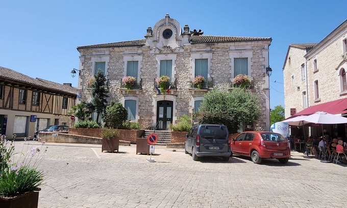 Villereal Alquiler De RV | Peaceful Bungalow on spacious campground, 5 mins to a lively historical Village