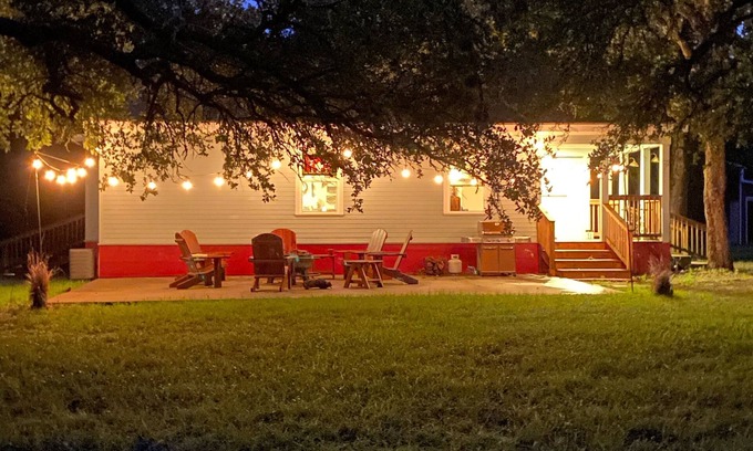 Flatonia Cabina | Peaceful Cabin on 13 acres.