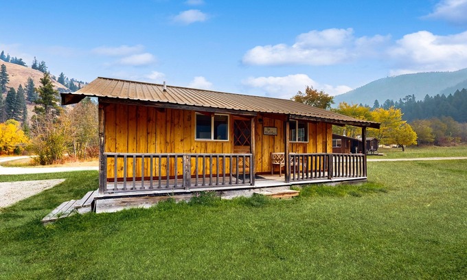 Sula Cabina | Peaceful cabin on acreage with a wood stove - near Bitterroot River