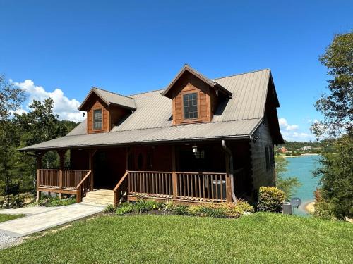 Sevierville Casa | Peaceful Cabin on Lake Sleeps 18 w outdoor kitchen