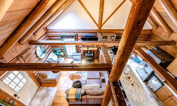 Lime Kiln Cabina | Peaceful Cabin on the River w/ hot tub & WiFi