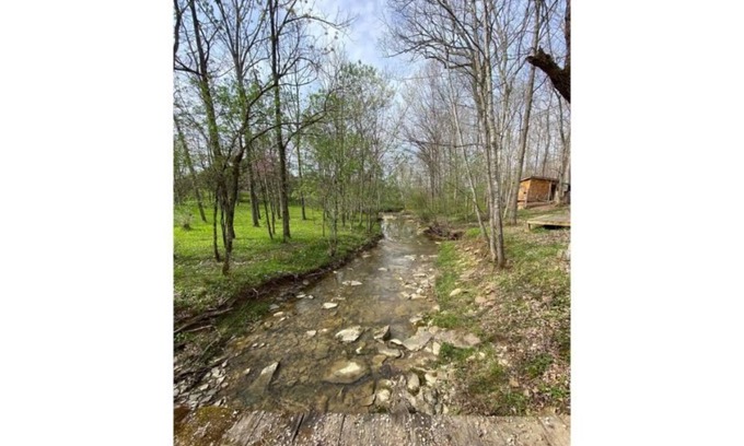 Peebles Cabina | Peaceful cabin with creek view near Serpents Mound