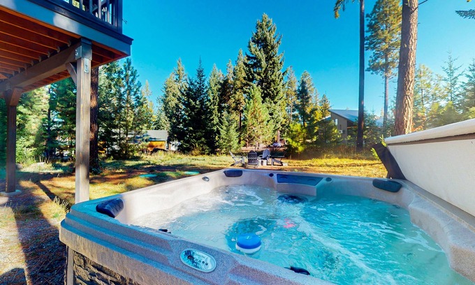 Cle Elum Cabina | Peaceful cabin with hot tub, firepit, amazing views, fireplace & furnished deck