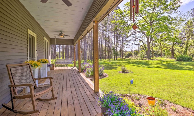 Cairo Casa | Peaceful Cairo Farmhouse w/ Barn & Fire Pit