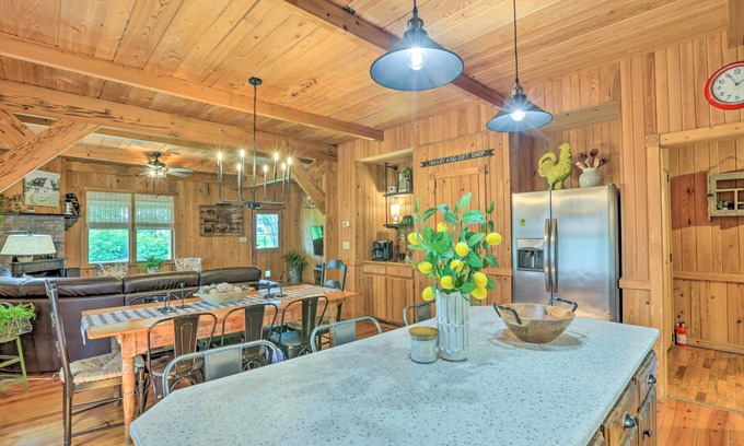 Cairo Cabaña | Peaceful Cairo Farmhouse w/ Barn & Fire Pit
