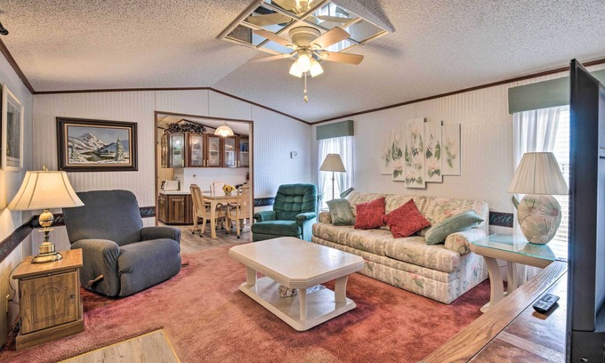 Leesburg Casa | Peaceful Canal-Front Retreat w/ Boathouse!