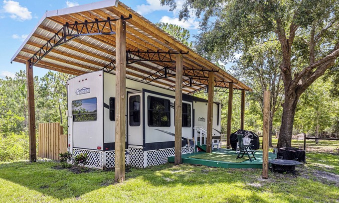 Pierson Casa | Peaceful caravan with AC in charming Pierson
