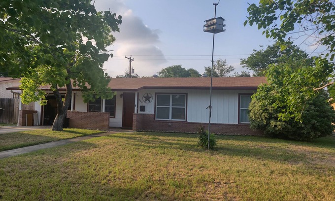 North San Antonio - SAT Casa | Peaceful & central located home with fully equipped kitchen & backyard BBQ oasis