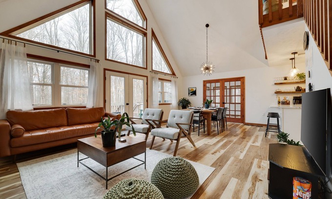 Riverside Estates Chalet De Esquí | Peaceful Chalet w/ Fireplace I Hot Tub I Fire Pit