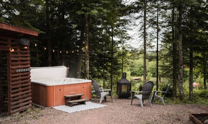 Lac-Sergent Casa | Peaceful Chalet w/ Hot Tub & Private Lake Access