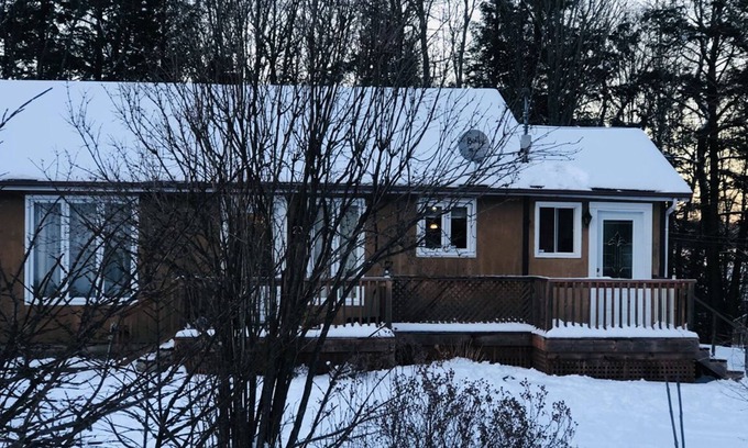 Lac-Brome Casa | Peaceful Chalet w/ WIFI in Lac Brome