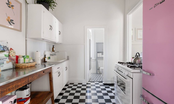 Harleston Village Apartamento | Steps to King! Dreamy Stay for Curious Explorers - Sleeps 2 Guests