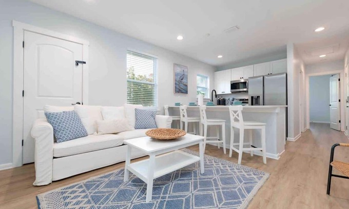Neptune Beach Apartamento | Peaceful coastal Condo - walk to the beach!