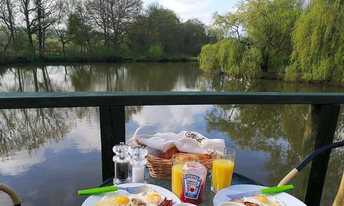 Hadlow Down Cabina | Pacífica, acogedora y aislada cabaña de pescadores junto al lago.