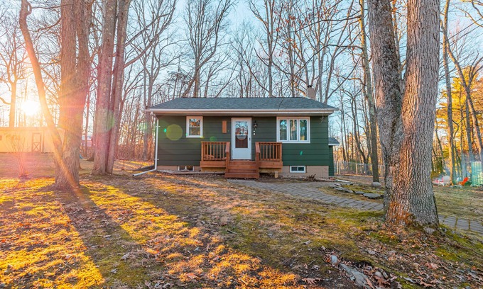 Tafton Cabaña | Peaceful Cottage by Lake Wallenpaupack, Dog Friendly!