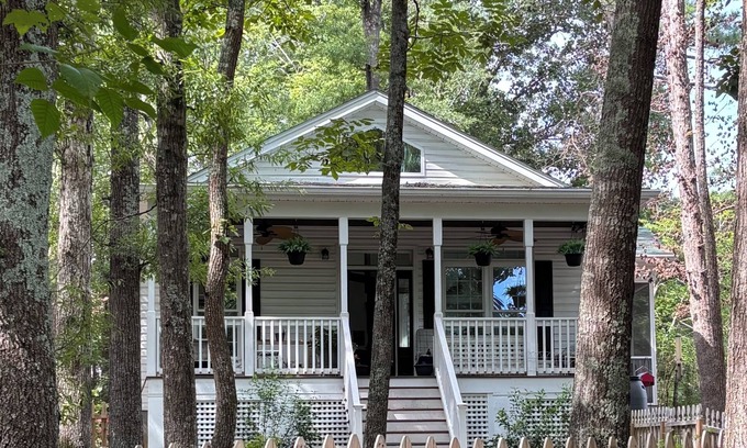 Durham Cabaña | Peaceful cottage on a working horse farm