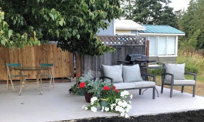 Friday Harbor Cabina | Peaceful Cottage on 15 acre Farm Pprovo-14-0016