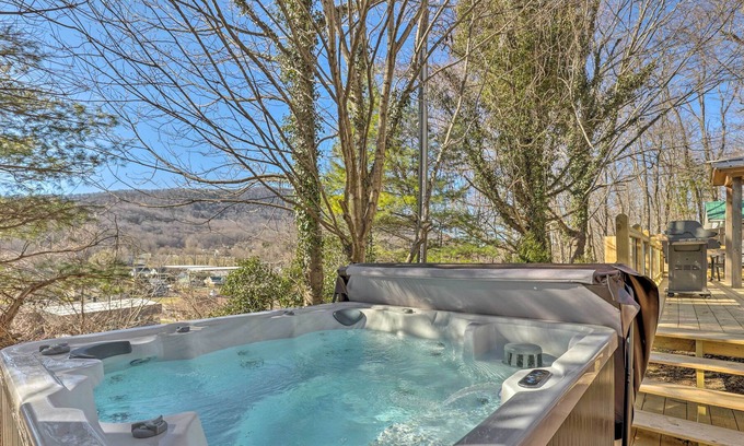 West Jefferson Cabaña | Peaceful Cottage w/ Views - Pets Welcome!