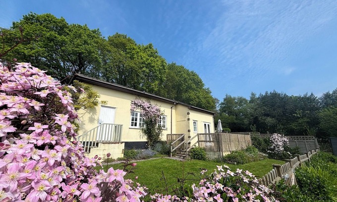 Lydney Casa | Peaceful country cottage with beautiful river views, family and dog friendly