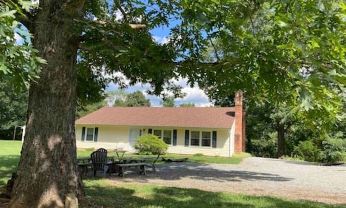 Callands-Gretna Casa | Peaceful, Country, Pet Friendly Getaway - Minutes from Smith Mountain Lake Dam