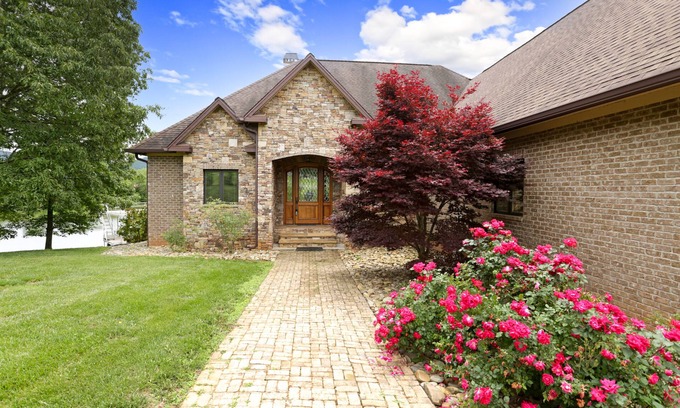 Hayesville Casa | Peaceful Cove on Lake Chatuge-Dock-Hot Tub-Sauna
