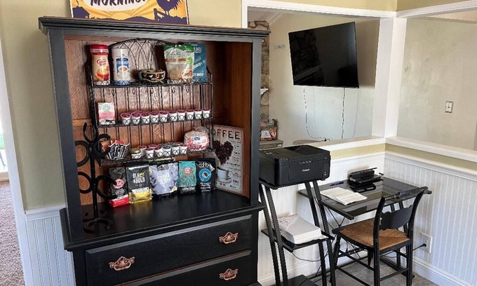 Hemet Casa | Peaceful & Cozy 3 bedroom Ranch-Home w/Fireplace and Gaming Garage!