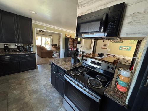 Hemet Casa | Peaceful & Cozy 3 bedroom Ranch-Home w/Fireplace