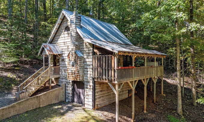 Dahlonega Cabina | Peaceful Creekside Cabin in Dahlonega, GA *NEW HOT TUB!*