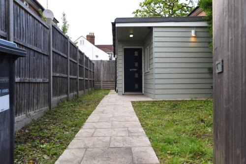 Edgware Casa | Peaceful detached home with private outdoor space