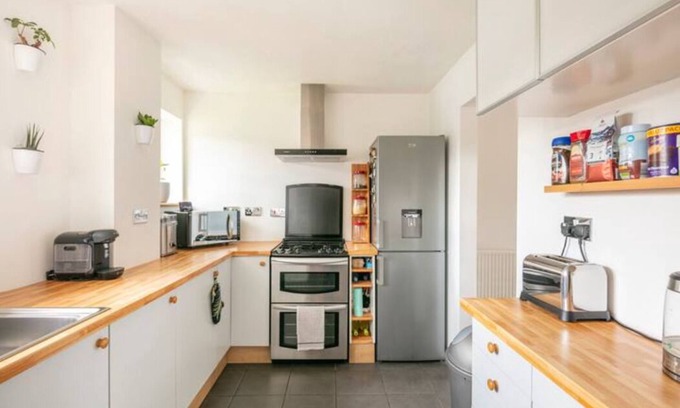 Bromley Cross Casa | Peaceful Double Room, Large TV, With Great Transport Links