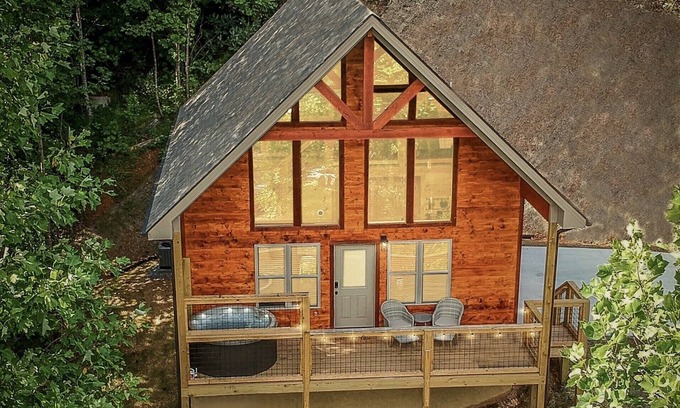 Hemlock Hills Cabina | Peaceful, Easy Access Cabin with Hot Tub, Kids' Loft and Arcades!