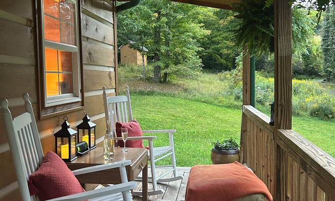 West Jefferson Cabina | Peaceful elegant cabin on private land, Minutes from downtown West Jefferson.