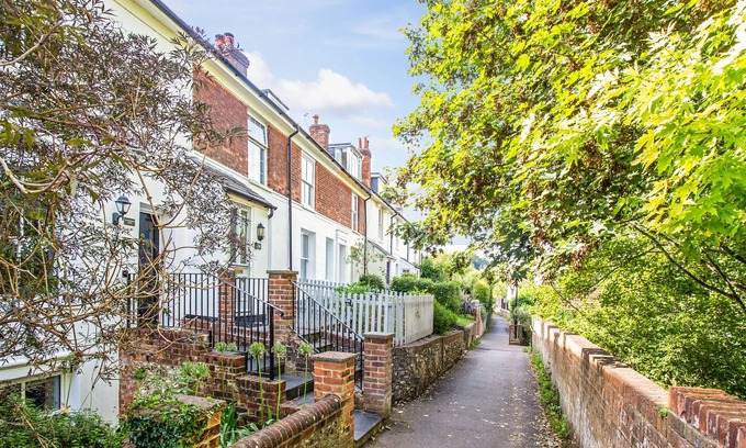 Winchester Casa | Peaceful elevated residential area - walk to city