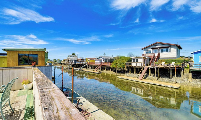Eureka Cabaña | Peaceful Eureka Beach Cottage w/ 30-Foot Dock