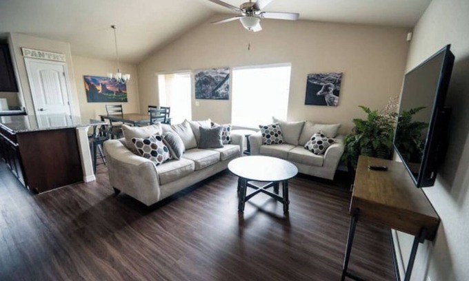 Colorado Springs Casa | Peaceful Family Retreat | Clean | Modern | 4 Bed